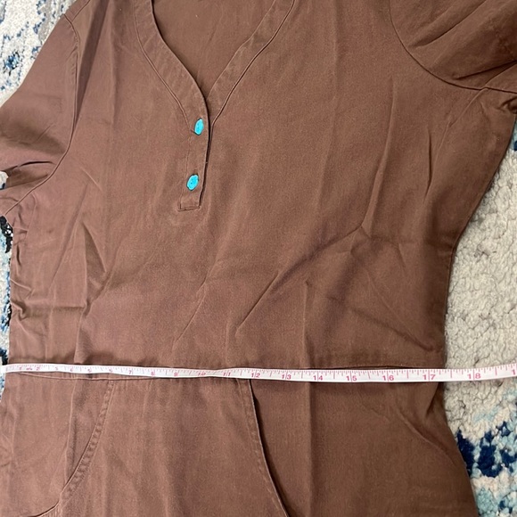 💰3 items for $25 🏷 Koi by Kathy Peterson Justine Brown Scrub Top sz Medium - Picture 9 of 10